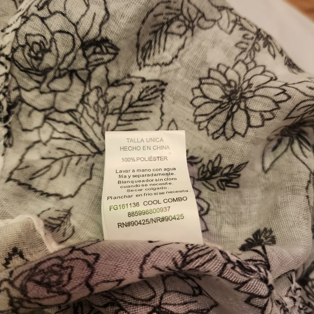 Floral Infinity Scarf ☆ White & Black ☆ 100% Polyester ☆ Women's ☆ Flower❥ Theme
